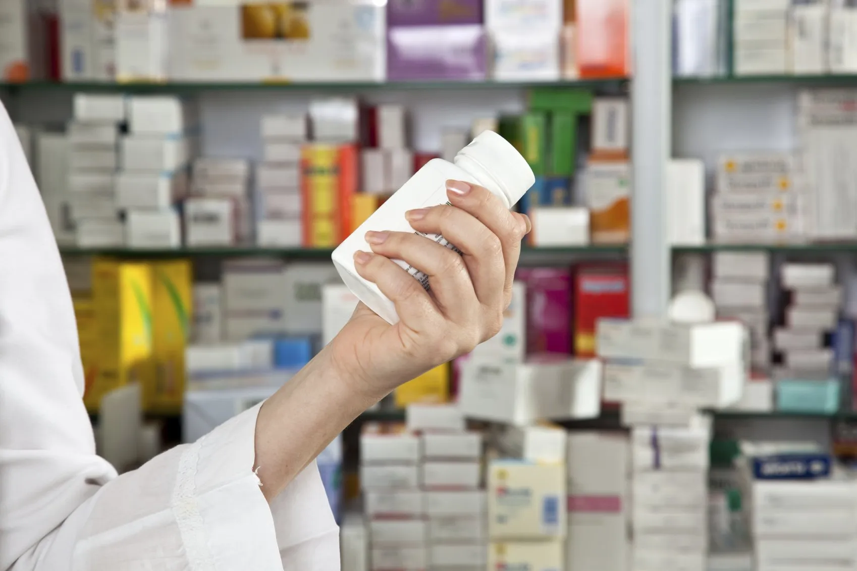 Botella de medicamento en mano