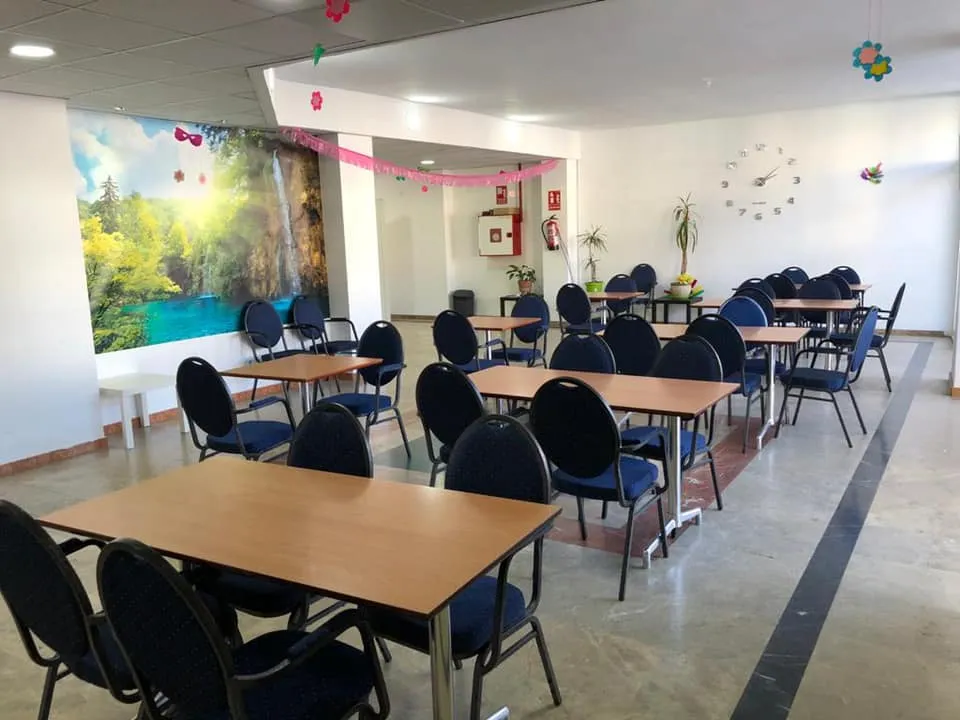 Salón con mesas y sillas