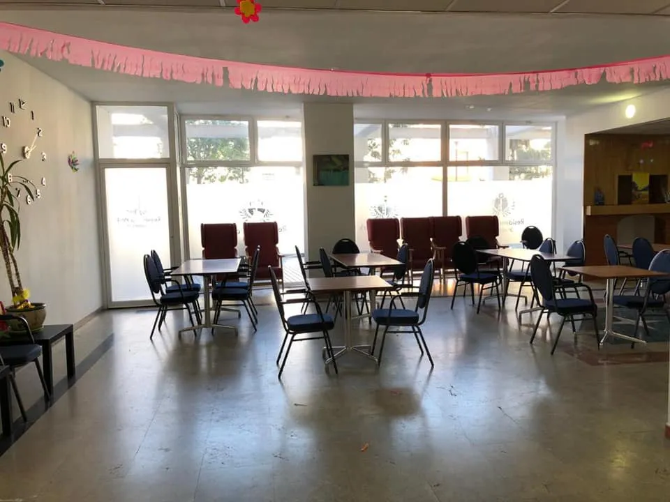 Sala con mesas y sillas