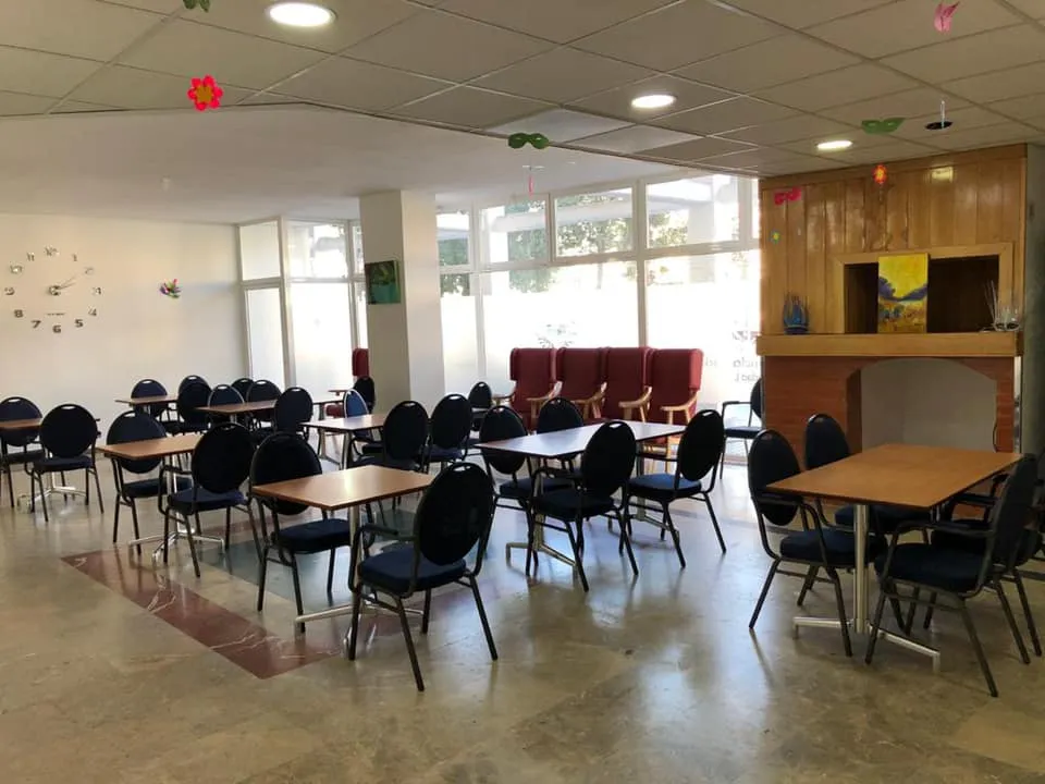 Comedor con mesas y sillas