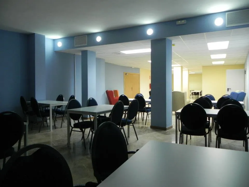 Sala con mesas y sillas