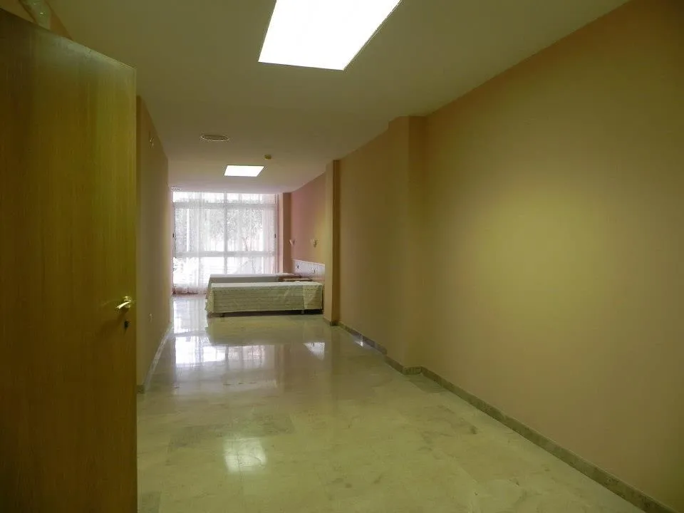 Pasillo con habitación al fondo