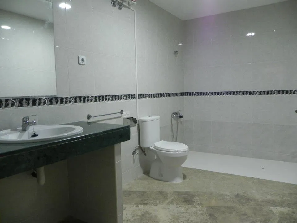 Baño moderno y vacío amplio
