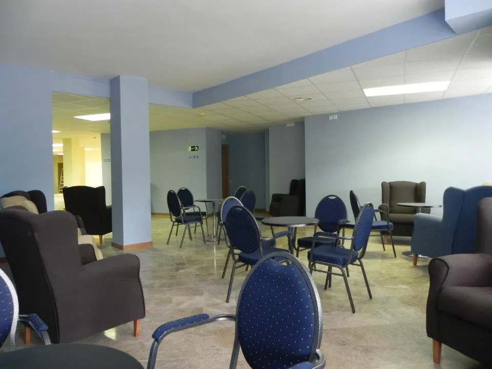 Sala con sillas y mesas