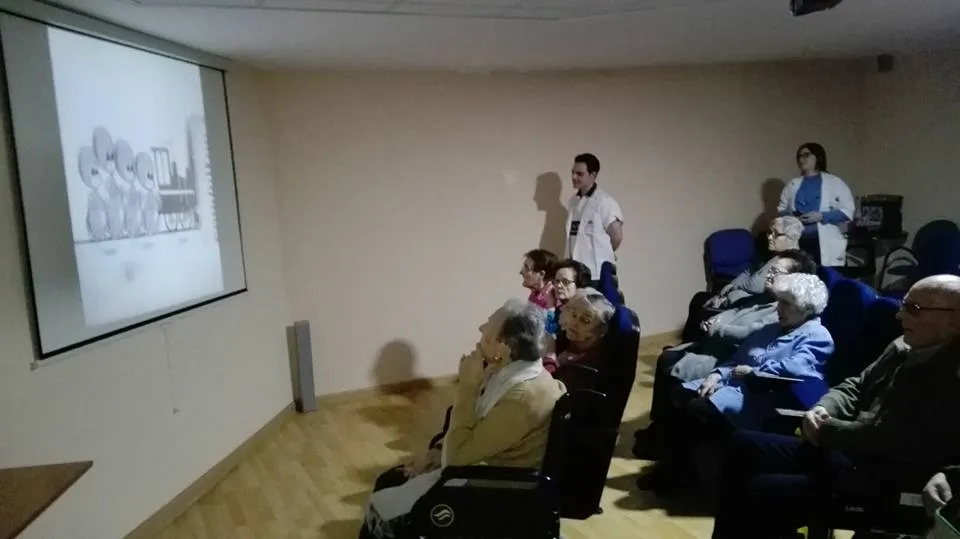 Adultos mayores viendo una película