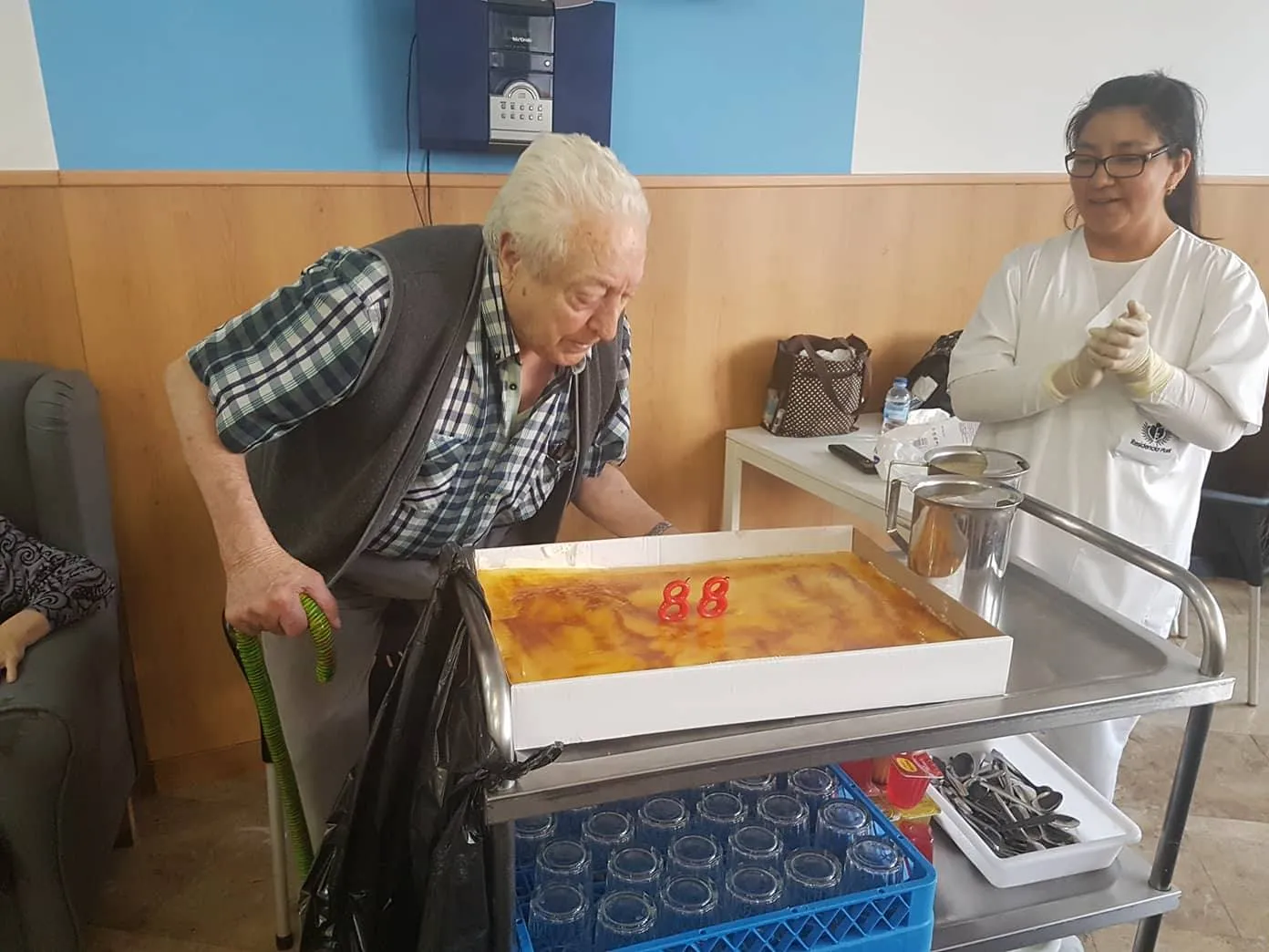 Hombre mayor con pastel cumpleaños