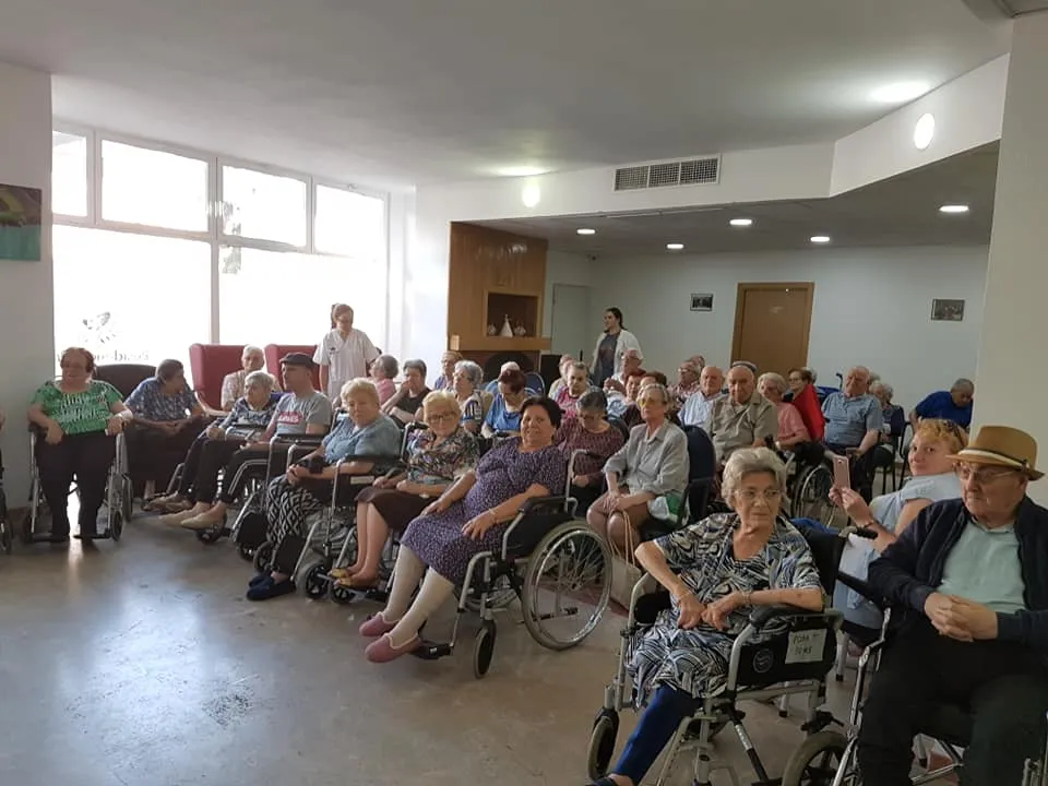 Personas mayores en salón
