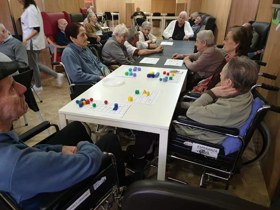 Jubilados jugando en grupo
