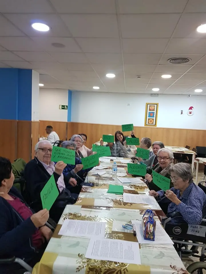 Grupo de personas mayores sonrientes
