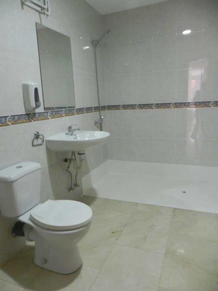 Baño limpio y moderno