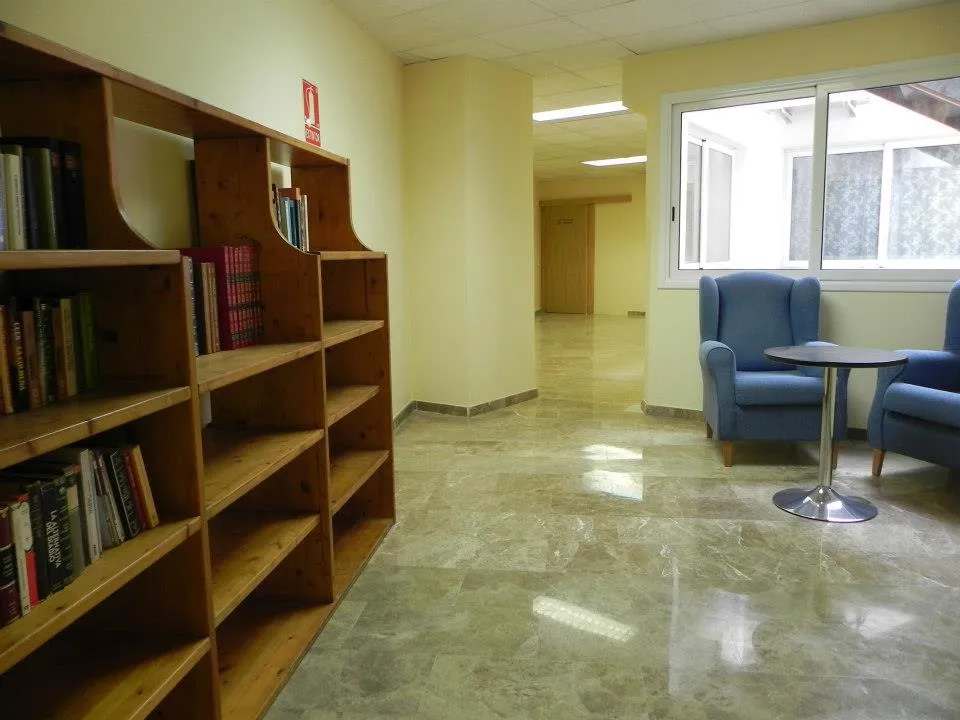 Sala de lectura con estanterías