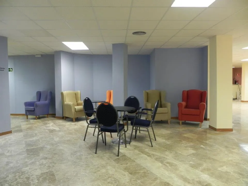 Sala con sillones y mesa