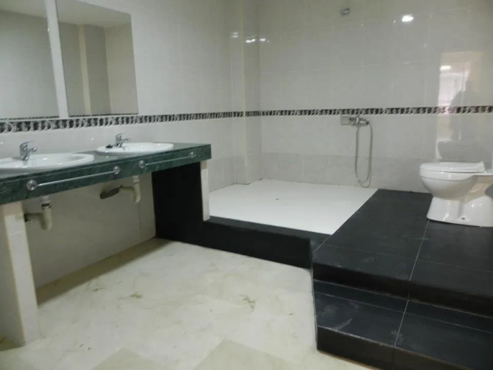 Baño moderno y espacioso interior