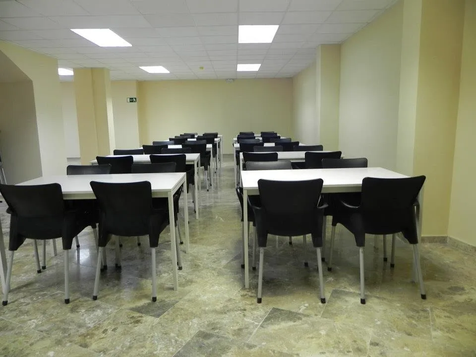 Aula con mesas y sillas