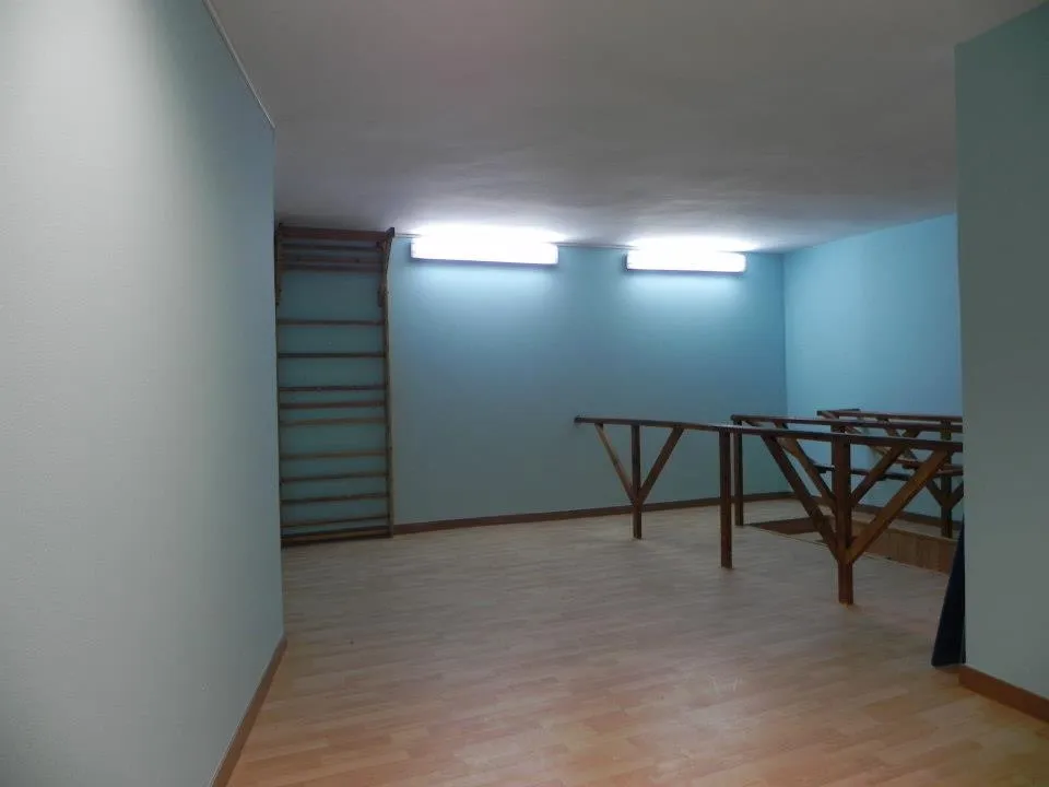 Sala vacía con paredes azules